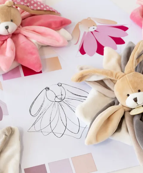 Doudou et Compagnie Coffret Doudou lapin pétales Collector taupe - 28 cm> Doudou Plat