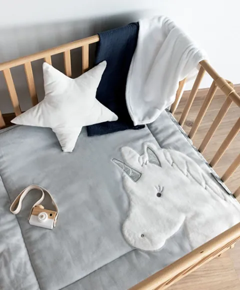 Doudou et Compagnie Tapis de Parc Licorne - gris - 100 x 100 cm> Les Tapis